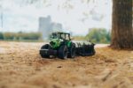 CARSON Deutz Traktor 8280 TTV 1/16 mit Fassanhänger 100% RTR – Bild 4