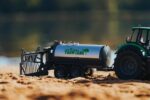 CARSON Deutz Traktor 8280 TTV 1/16 mit Fassanhänger 100% RTR – Bild 5
